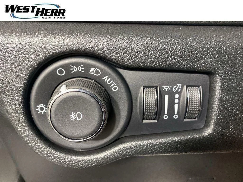 Used 2026 Bright White Clearcoat Chrysler Select image 33