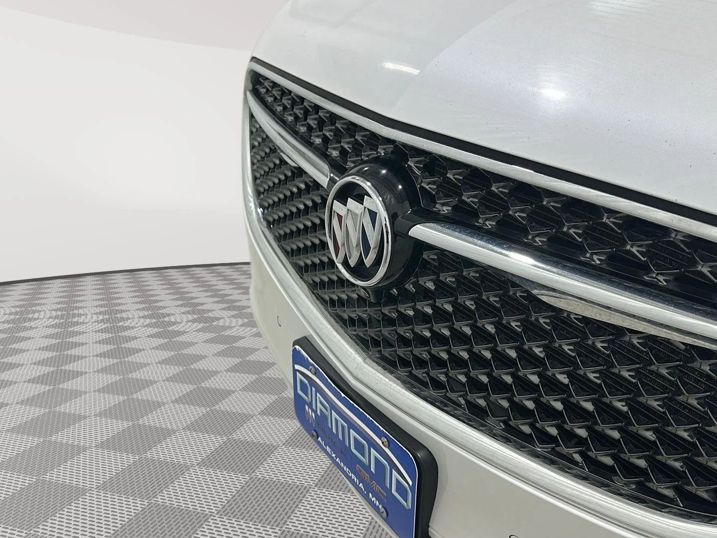 Used 2020 WHITE FROST TRICOAT Buick Avenir image 25