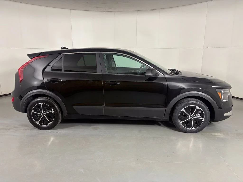 Used 2025 Black Kia LX image 10