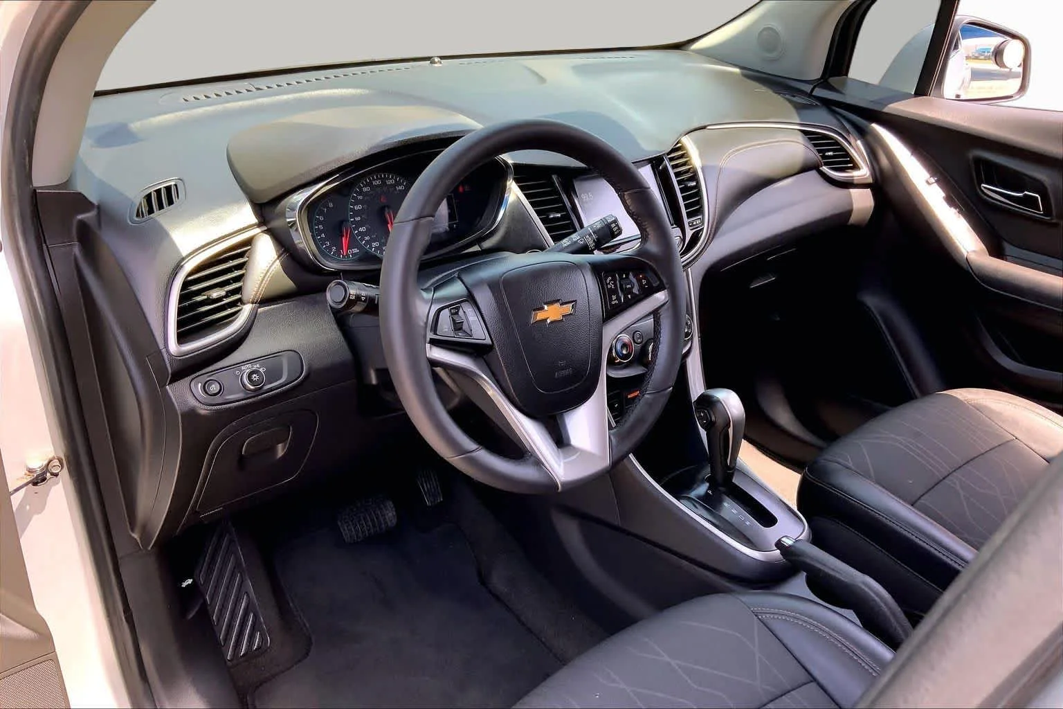 Used 2017 Silver Ice Metallic Chevrolet LT image 18