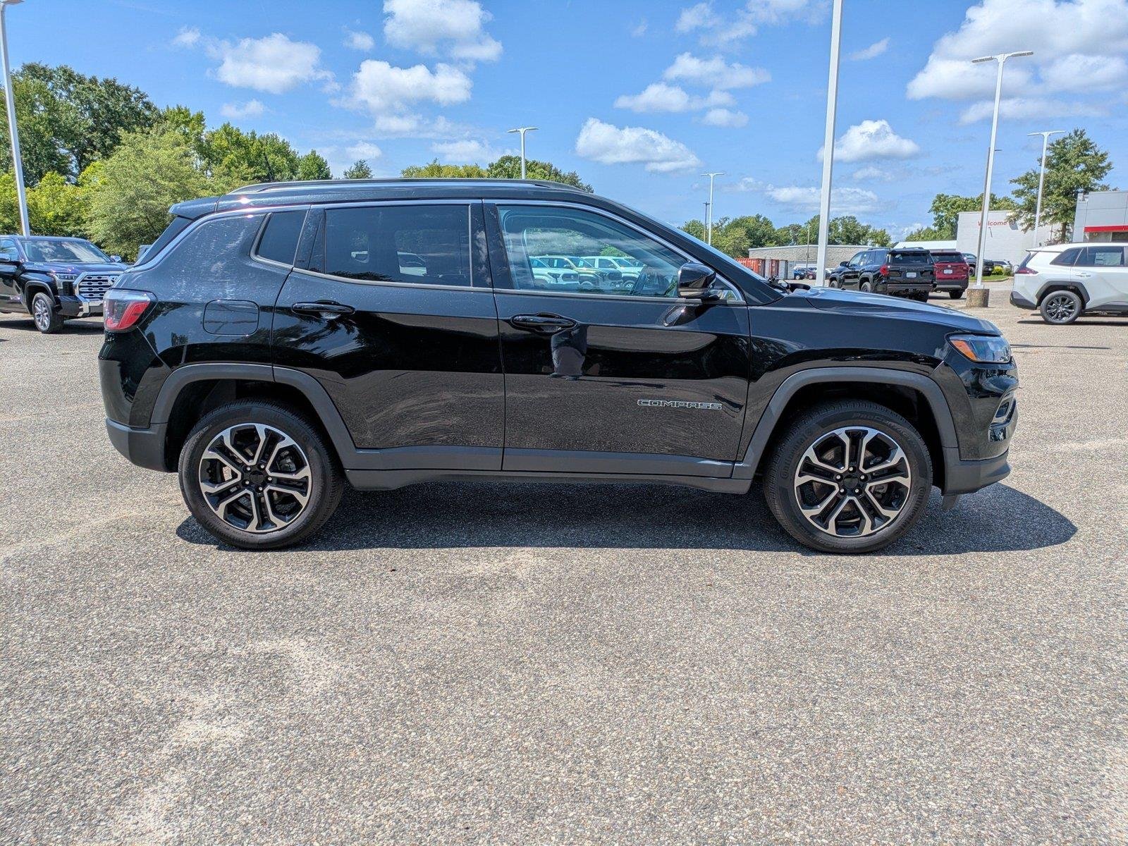 Used 2022 Diamond Black Crystal Pearlcoat Jeep Limited image 3