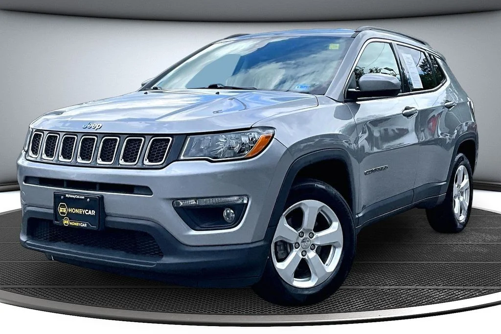 Certified Used 2019 Silver Jeep Latitude image 3