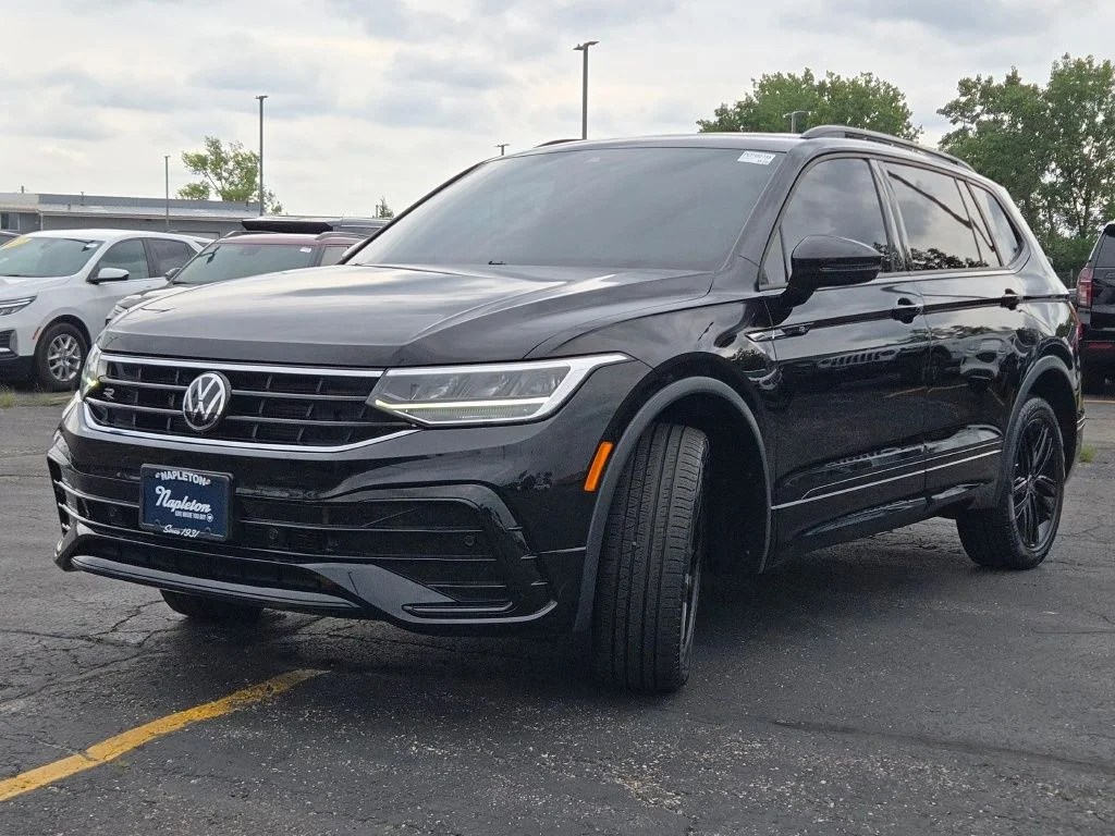 Used 2022 Black Volkswagen 2.0T SE R-Line Black image 3
