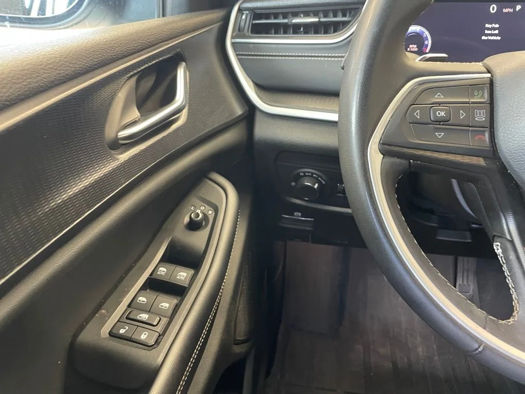 Used 2024 White Jeep Laredo image 12