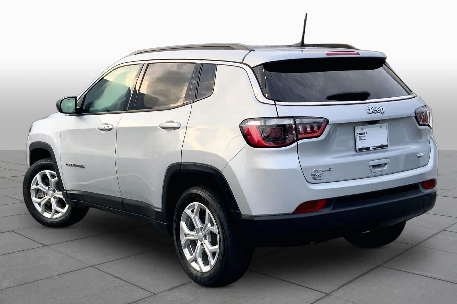 Used 2024 Silver Zynith Metallic Clearcoat Jeep Latitude image 12