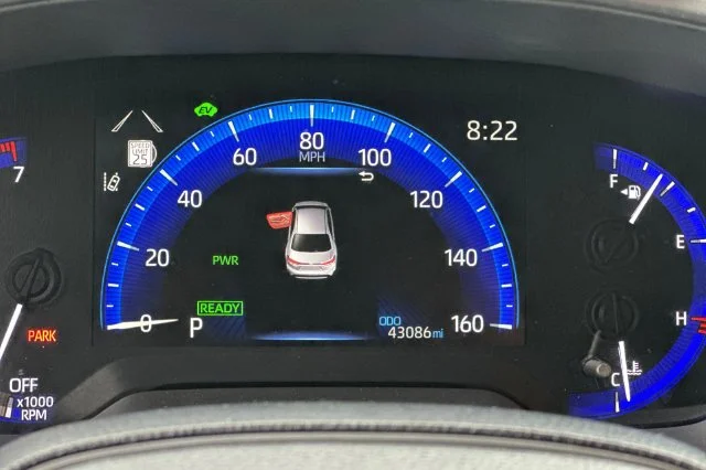 Used 2020 White Toyota LE image 29