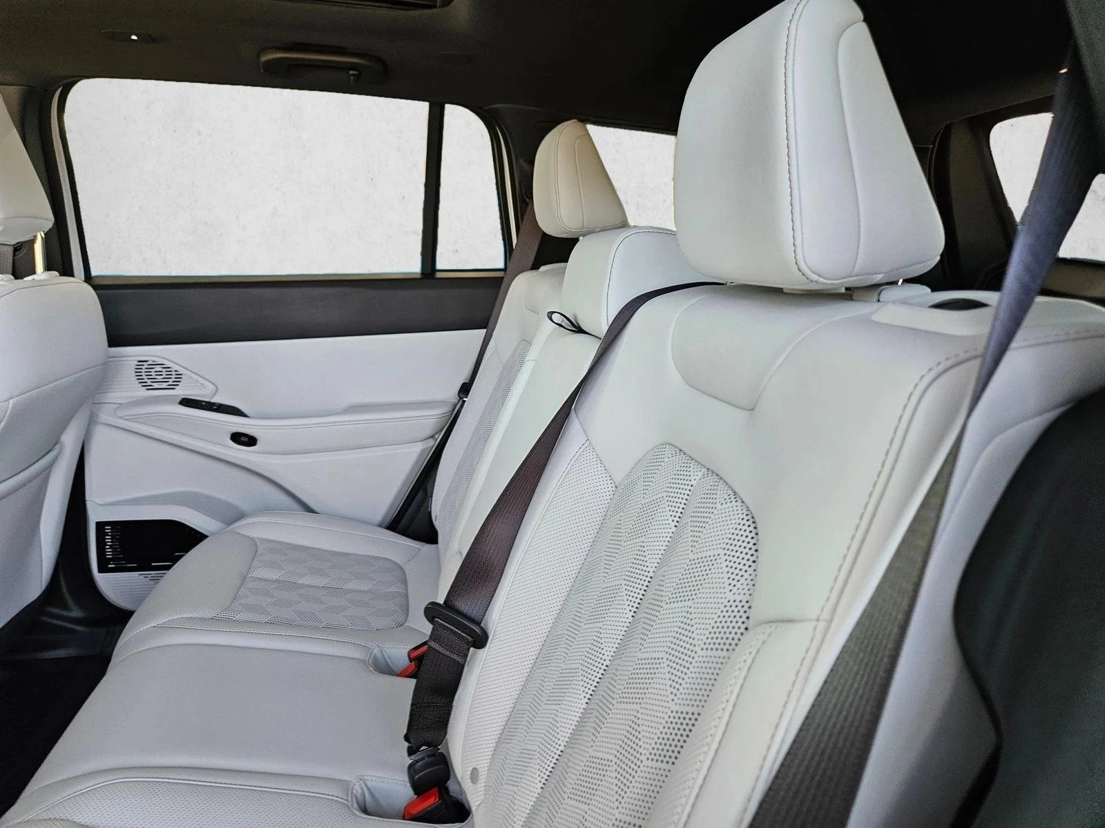 New 2026 Bright White Clear-Coat Exterior Paint Jeep Overland image 16