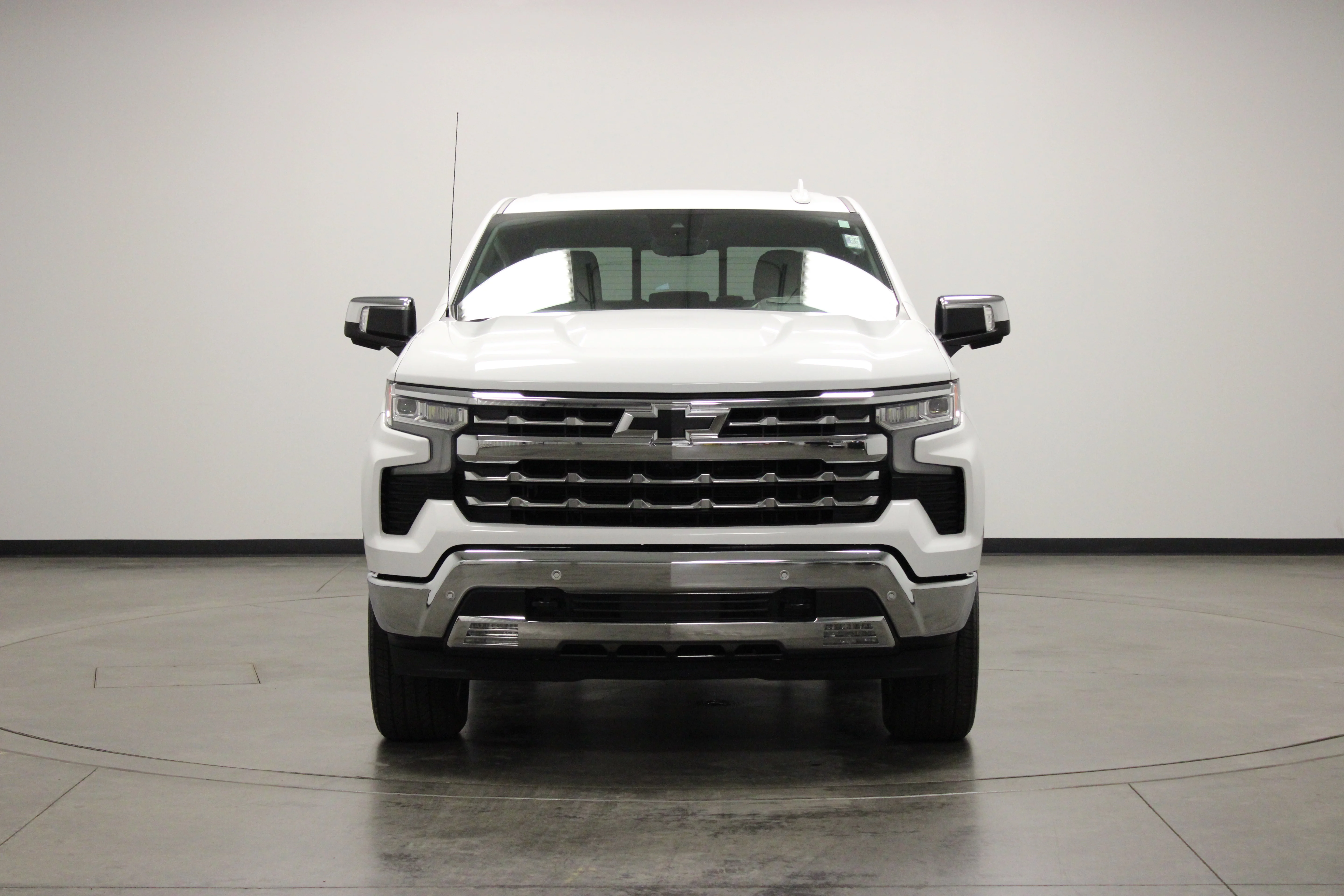 Used 2025 Summit White Chevrolet LTZ image 3