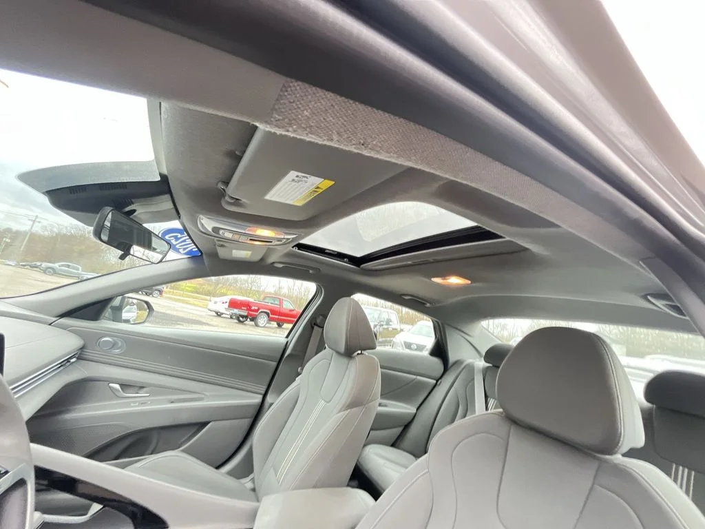 Used 2025 Silver Hyundai SEL Convenience image 22