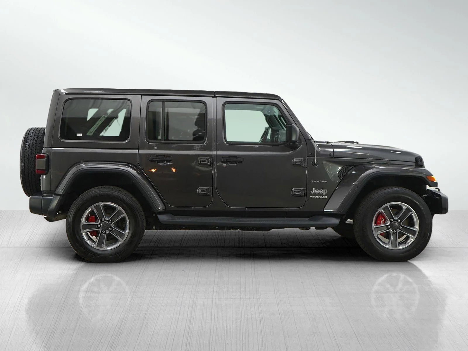 Used 2018 Granite Crystal Metallic Clearcoat Jeep Unlimited Sahara image 6