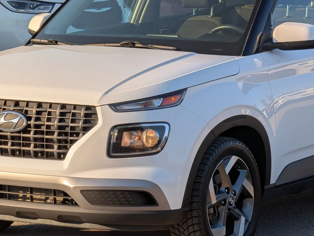 Used 2022 White Hyundai Trend - - FWD - 1.6L - Blind Spot Monitor - Rear Cross-Traffic Warning & More! image 10
