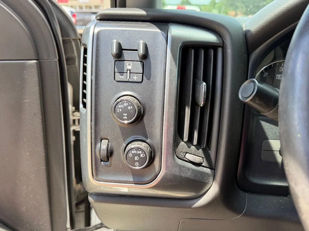 Used 2014 White Chevrolet LT image 19