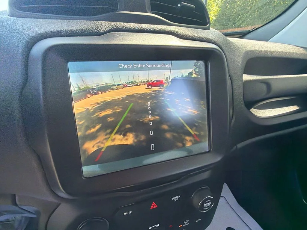 Used 2018 Silver Jeep Limited image 23