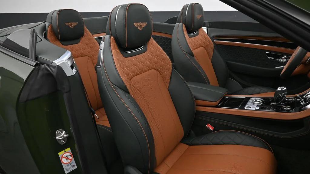 Used 2023 Green Bentley Azure image 14
