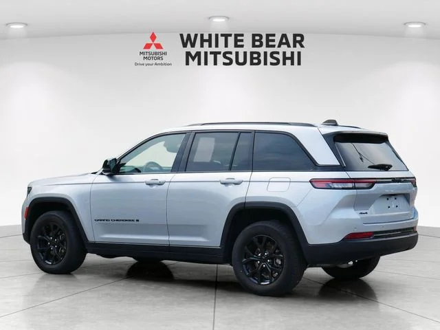 Used 2024 Silver Jeep Altitude image 4