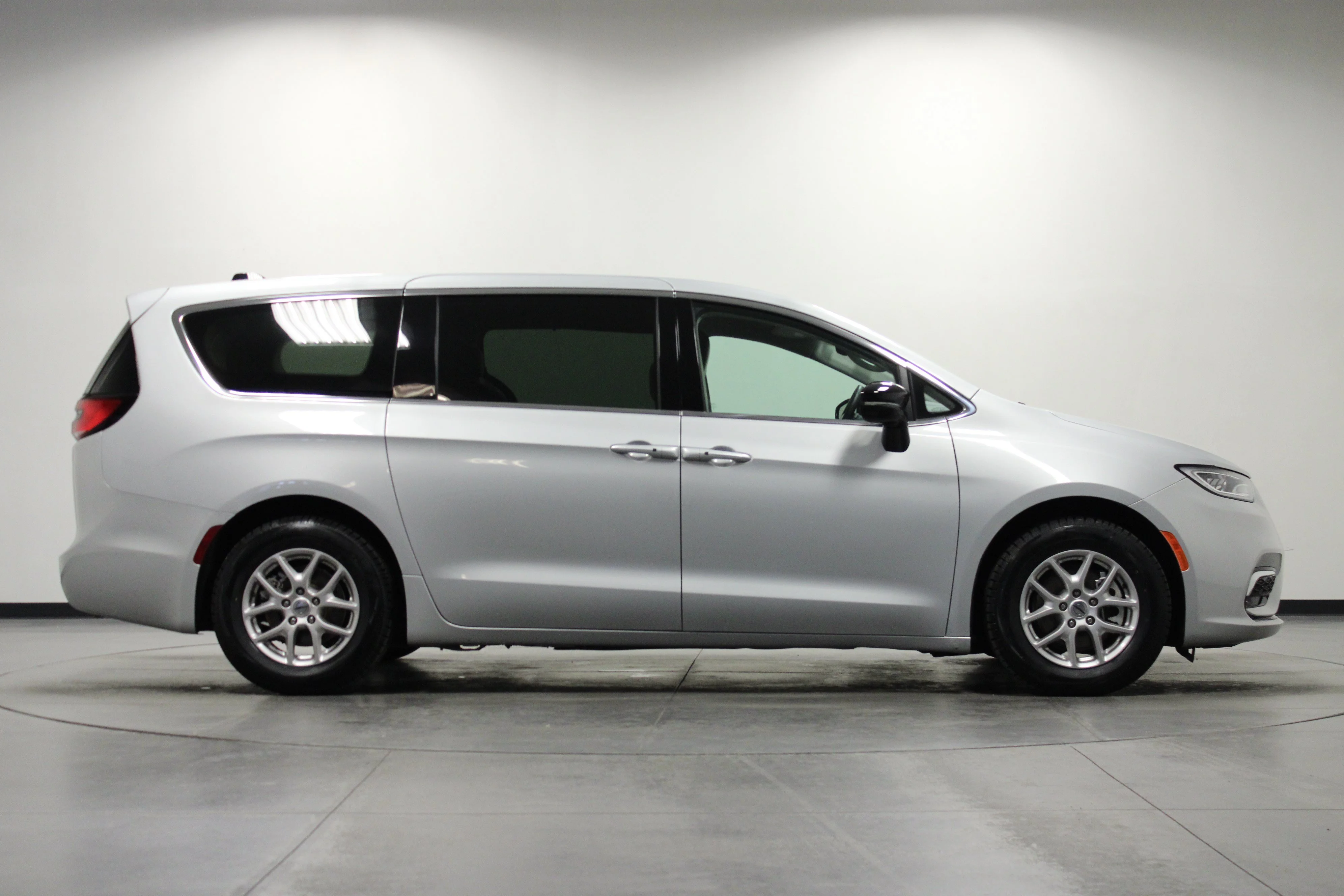 Used 2024 Silver Mist Clearcoat Chrysler Touring L image 3