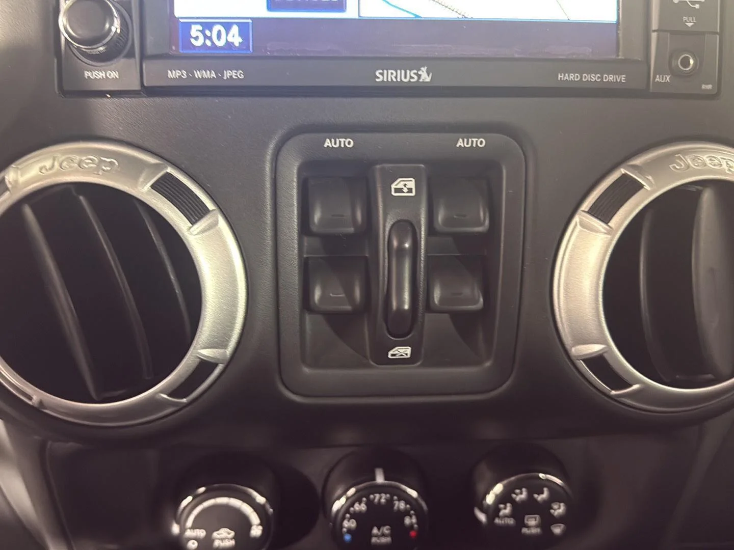 Used 2014  Jeep Sahara image 22
