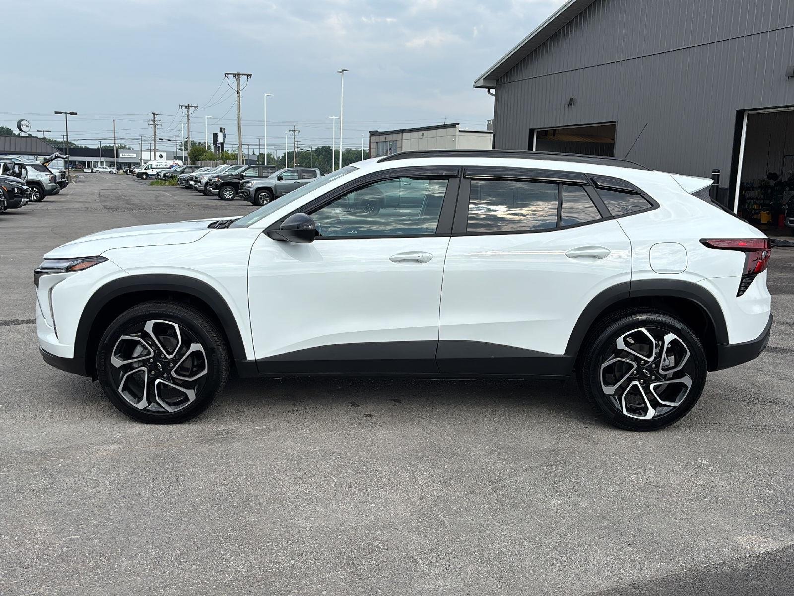 Used 2026 Summit White Chevrolet 2RS image 6
