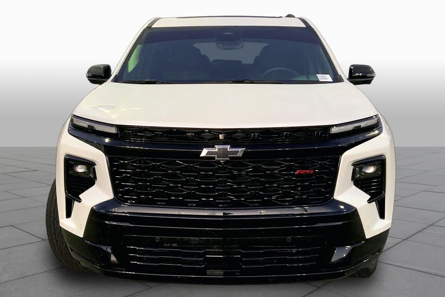 Used 2024 Iridescent Pearl Tricoat Chevrolet FWD RS image 4