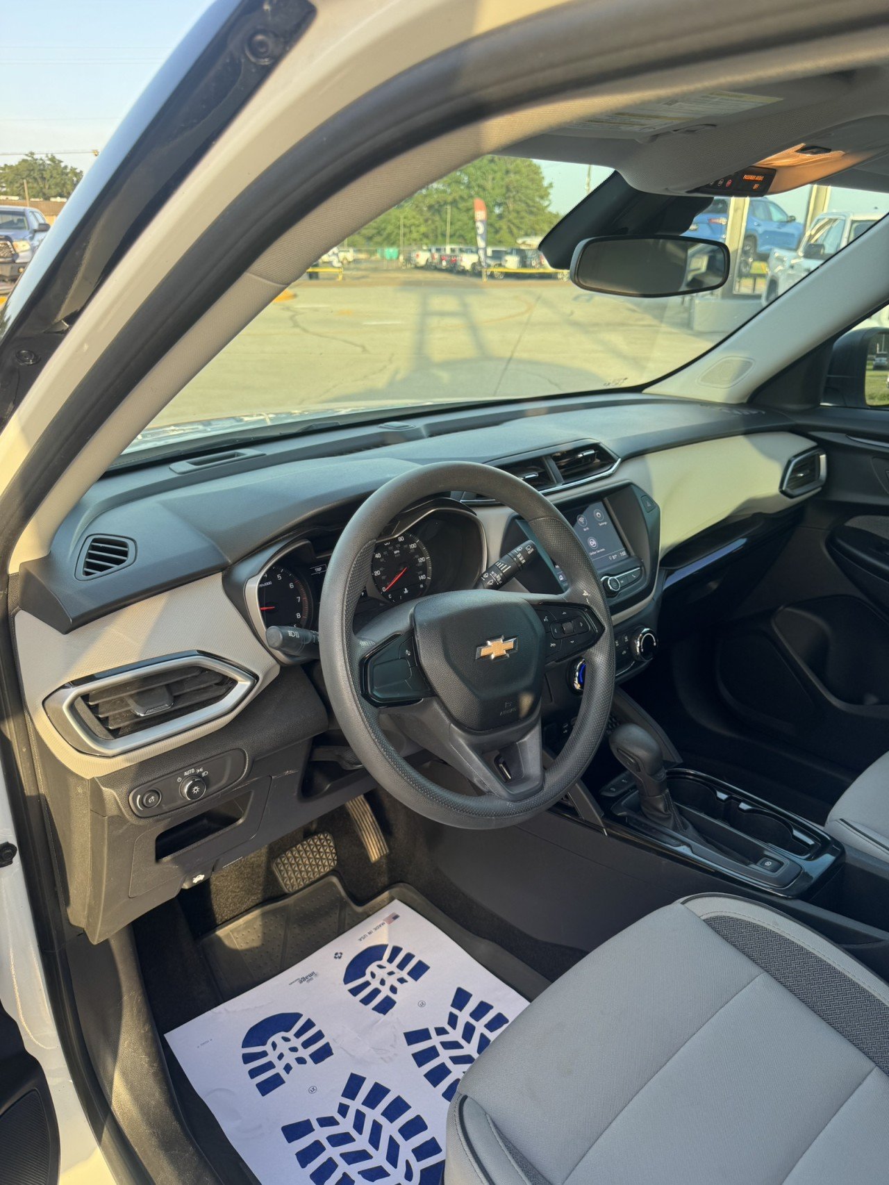 Used 2022 SUMMIT WHITE Chevrolet LS image 10