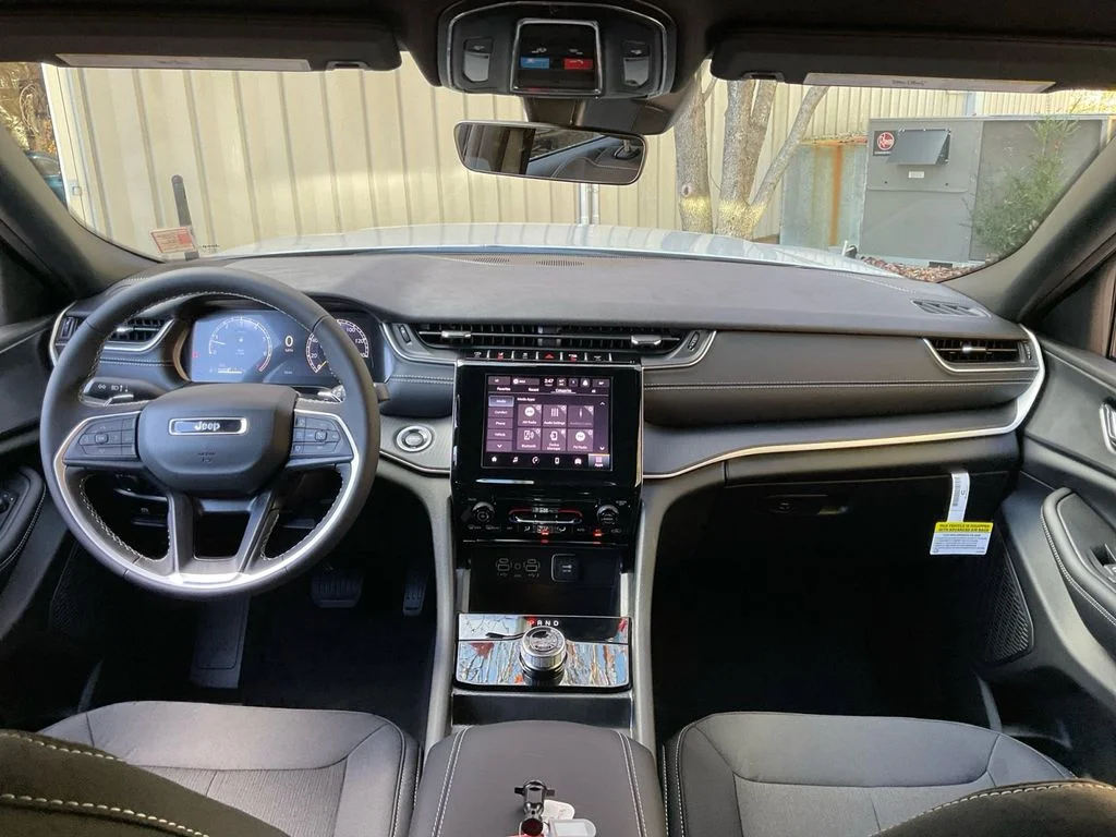 Used 2025 Silver Jeep Laredo image 18