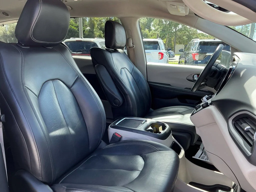 Used 2022 White Chrysler Touring L image 13