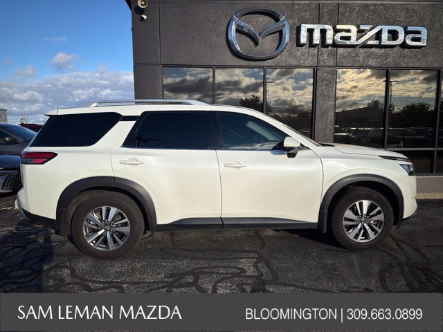 Used 2022 White Nissan SL image 11