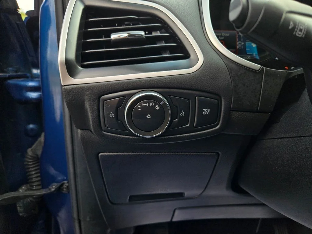 Used 2021 Blue Ford SE image 13