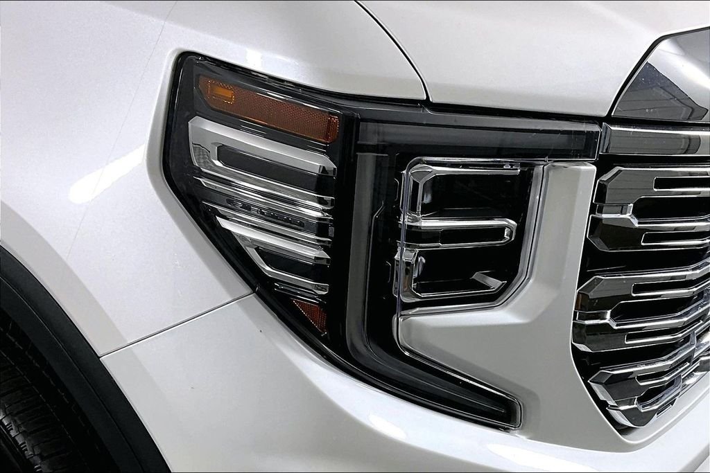 Used 2024 White GMC Denali image 30