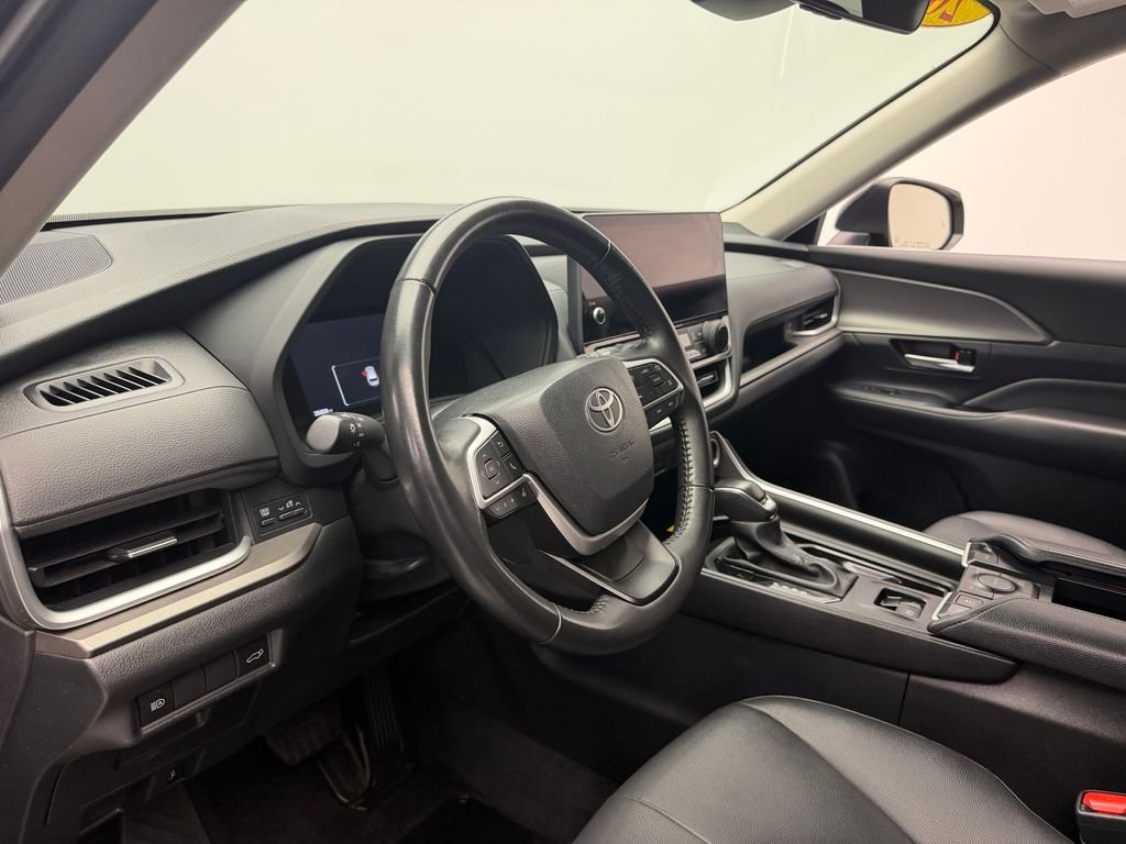 Used 2025  Toyota XLE image 21