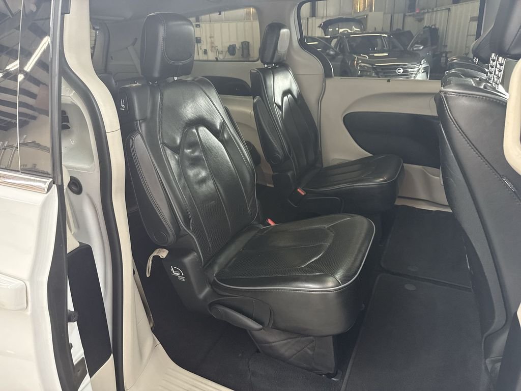 Used 2018 Bright White Clearcoat Chrysler Limited image 17