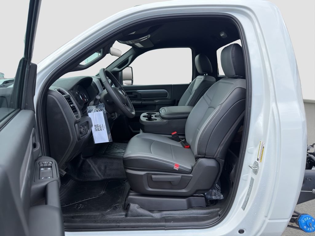 New 2026 Bright White Clearcoat RAM Tradesman image 30