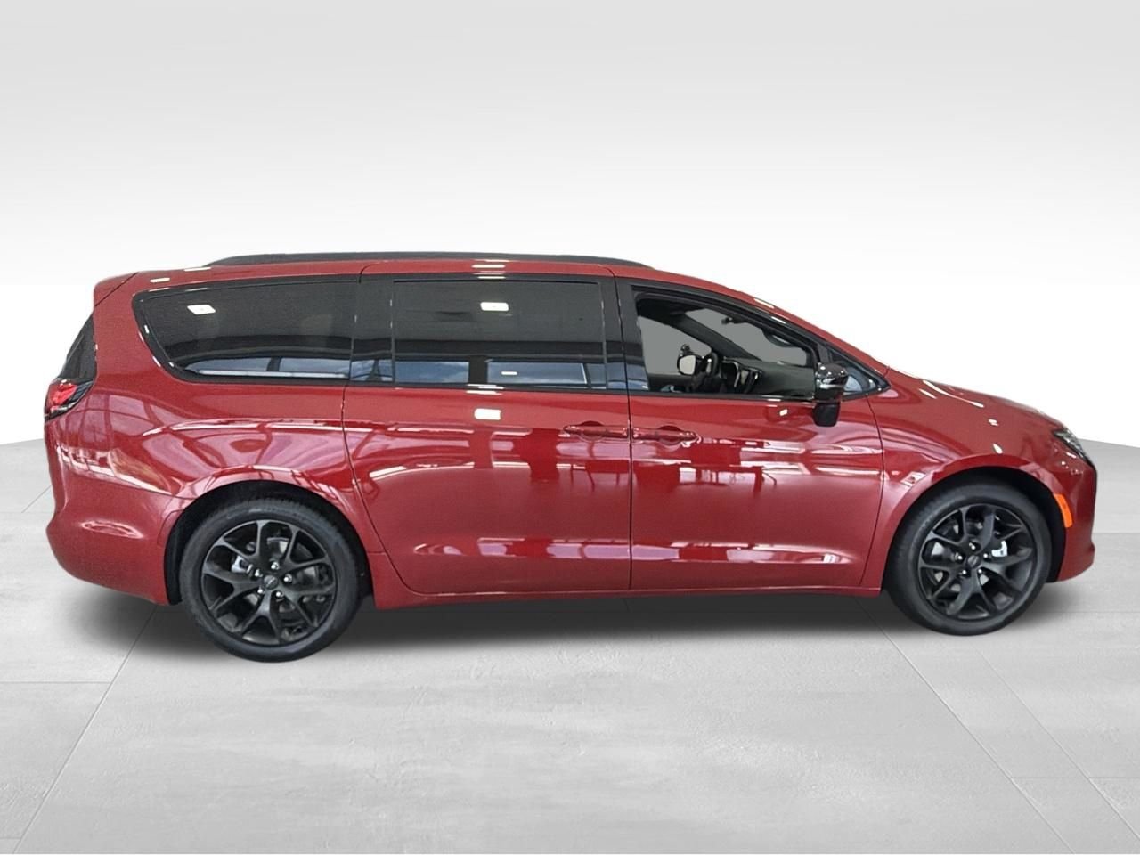 New 2027 Red Hot Pearl-Coat Exterior Paint Chrysler Limited image 7
