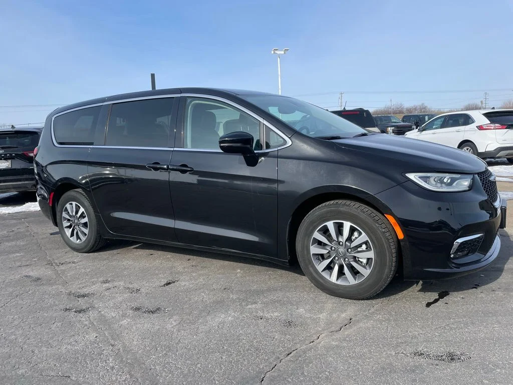 Used 2024 Chrysler Pacifica PHEV Select with VIN 2C4RC1S70RR102660 for sale in Beaver Dam, WI