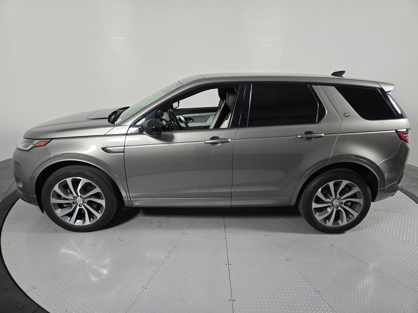 Used 2022 Silicon Silver Premium Metallic Land Rover SE R-Dynamic image 32