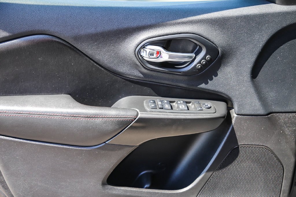 Used 2019 Crystal Metallic Jeep Trailhawk image 22