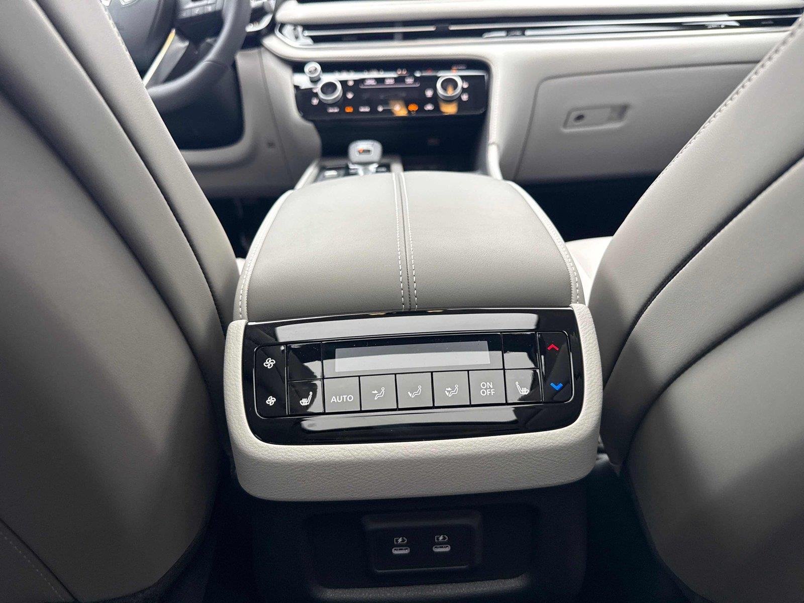 New 2027 RADIANT WHITE INFINITI Luxe FWD image 30