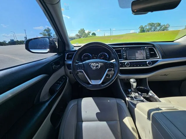 Used 2019 Silver Toyota XLE image 13
