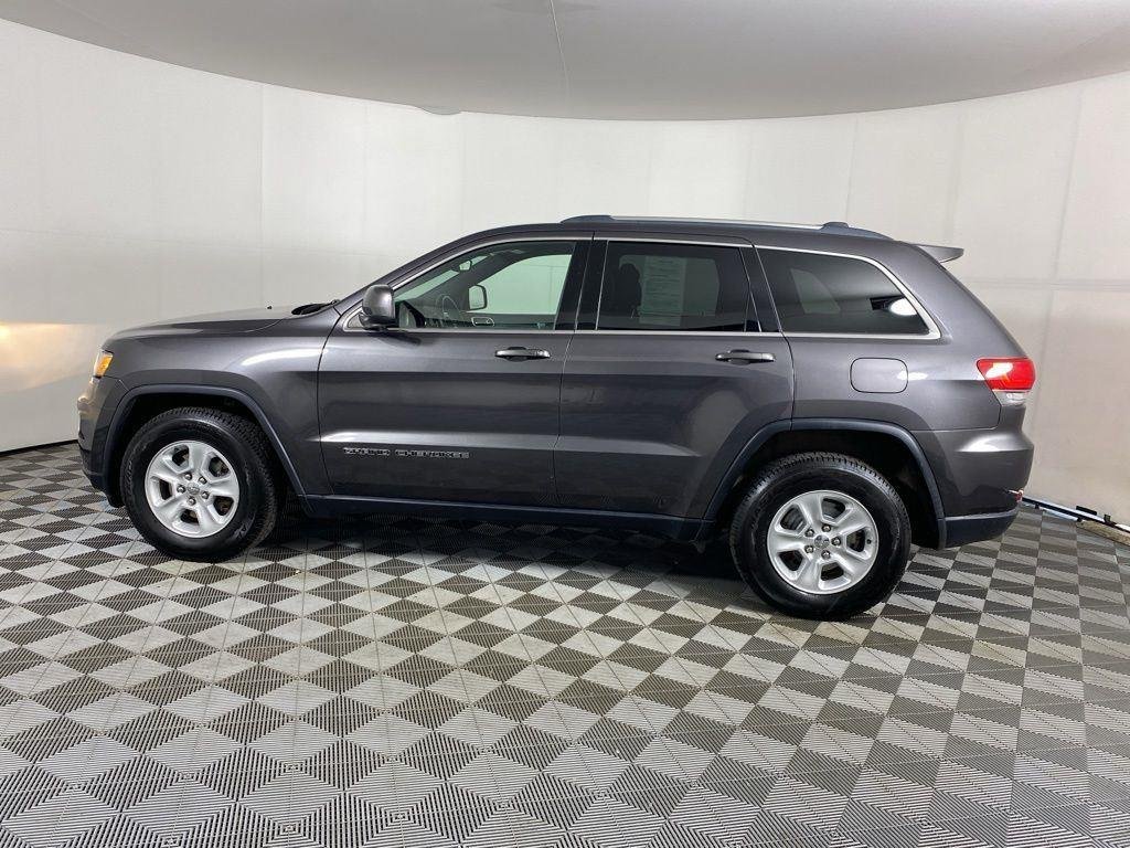 Used 2017 Granite Crystal Metallic Clear Jeep Laredo image 7