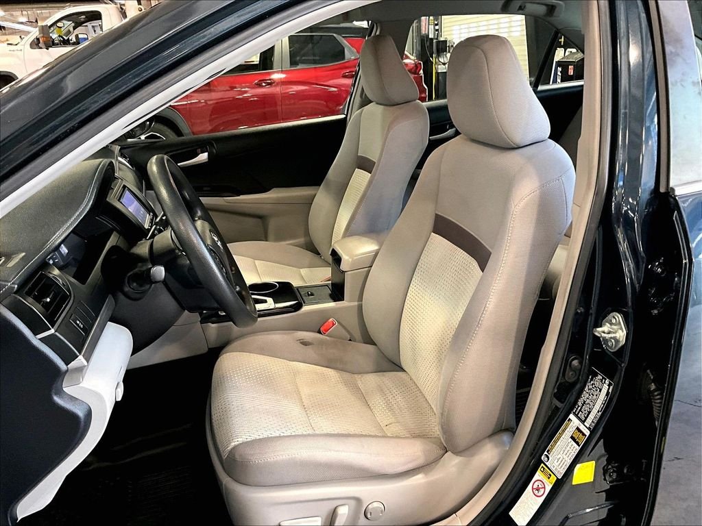 Used 2014 Gray Toyota LE image 10