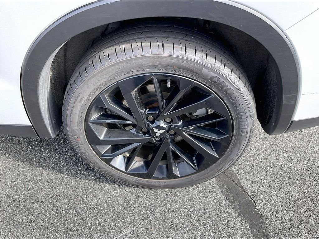 Used 2023 White Mitsubishi SE image 4