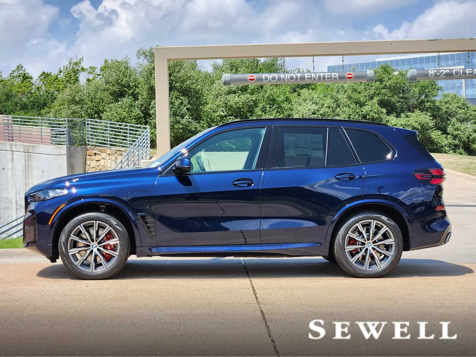 New 2026 Tanzanite Blue II Metallic BMW xDrive50e image 2