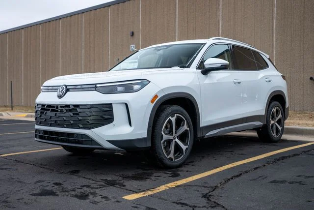 New 2026 White/off-white Volkswagen 2.0T SE image 3