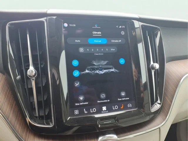 Used 2022  Volvo Momentum image 11