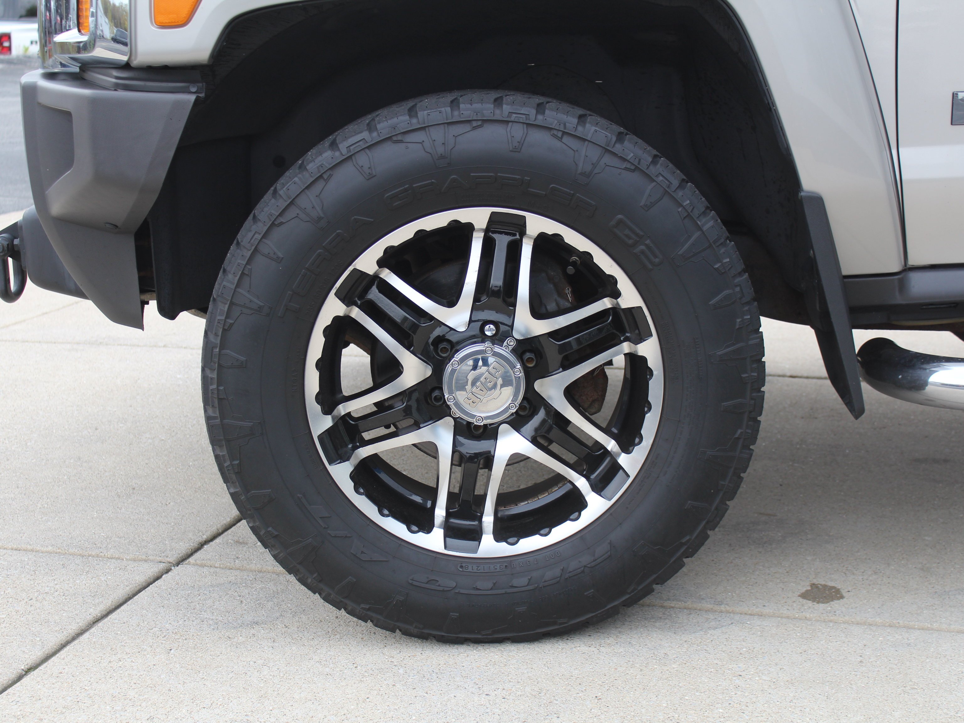 Used 2007 Boulder Gray Metallic HUMMER SUV image 32