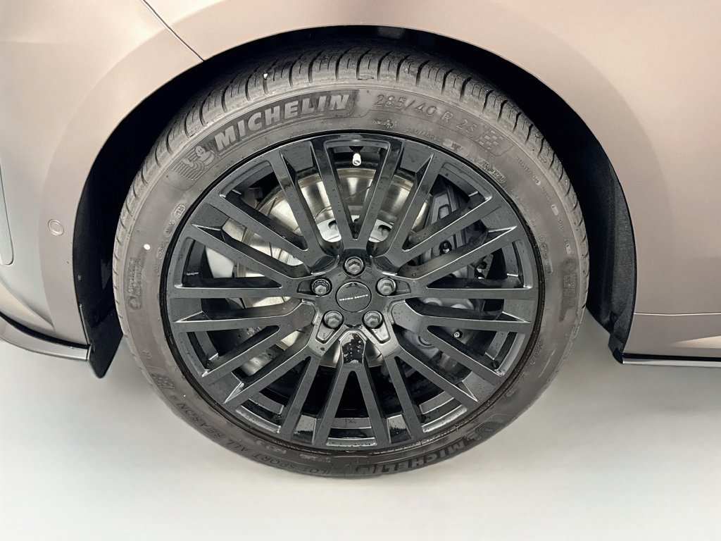 New 2027 Tourmaline Brown in Satin finish Land Rover SV image 32
