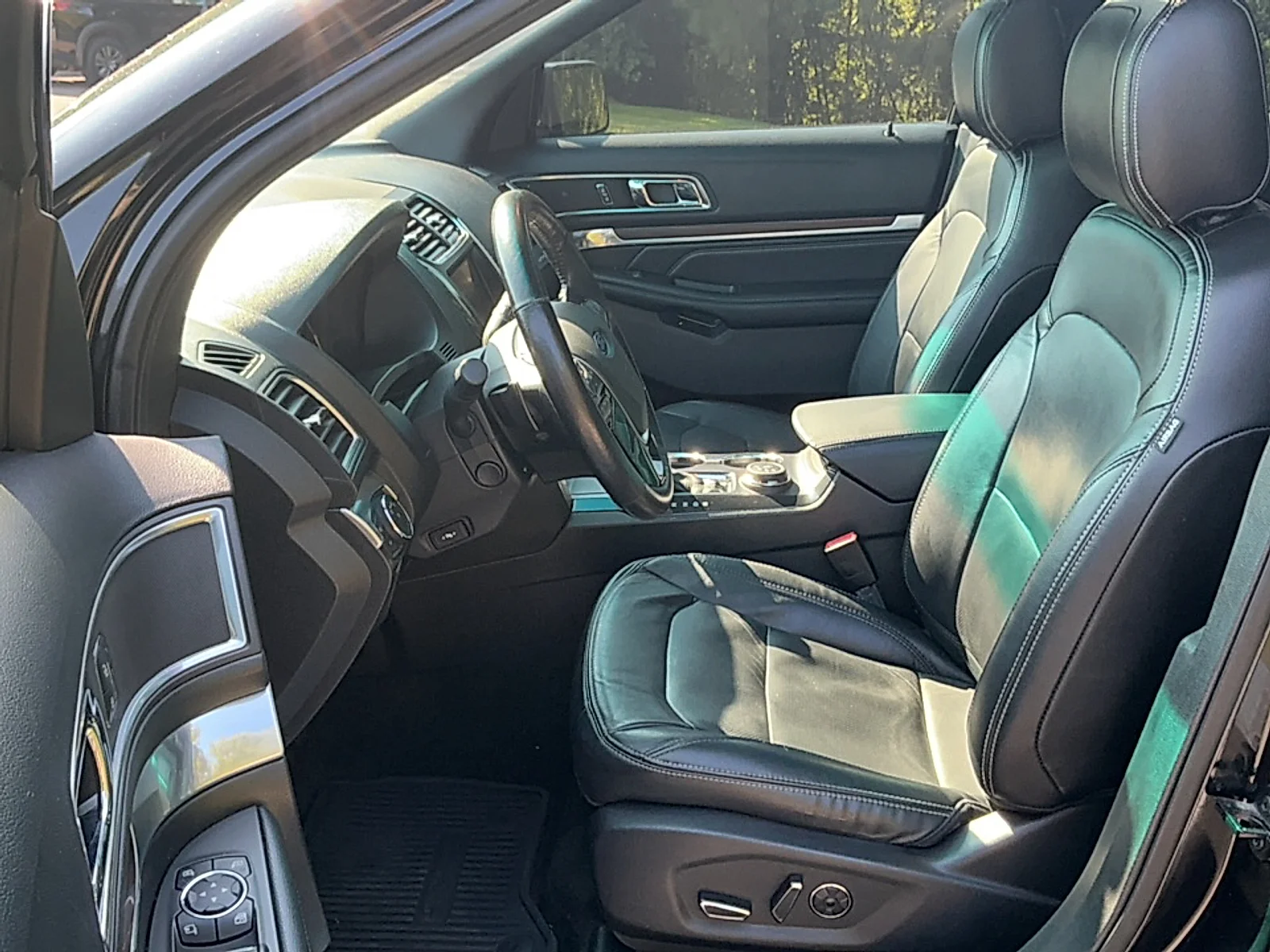 Used 2016  Ford Limited image 13