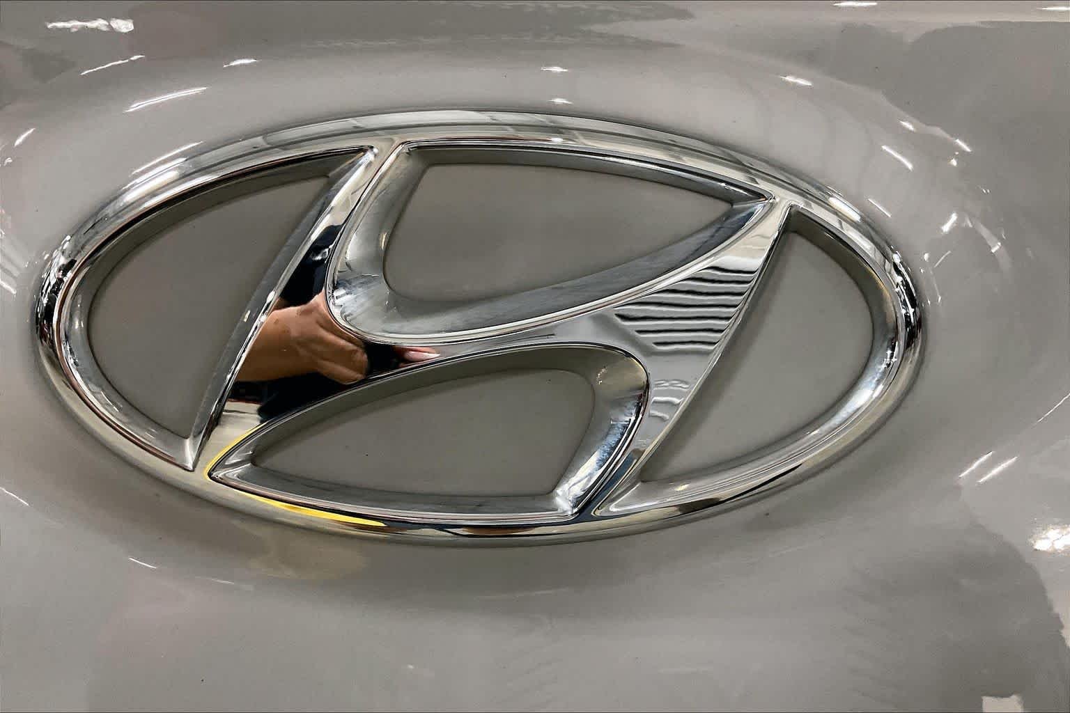 Used 2022 Cyber Silver w/Black Roof Hyundai SEL image 10
