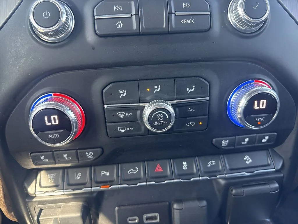 Used 2021 White GMC Denali image 21