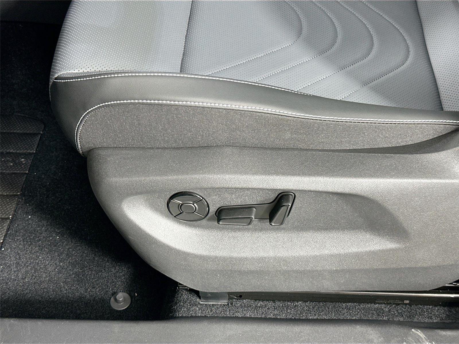 2025 Volkswagen Tiguan SE - Photo 16